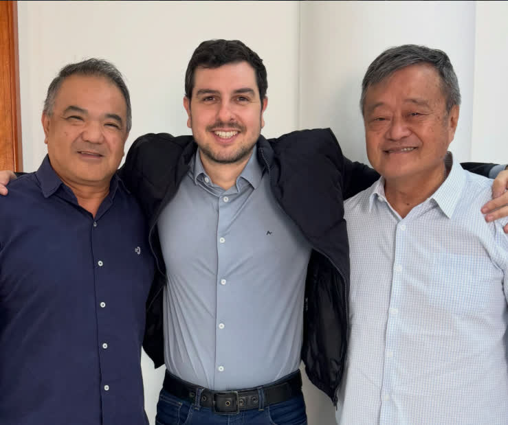 Bruno Vassari abraçado a dois moradores de São Caetano do Sul